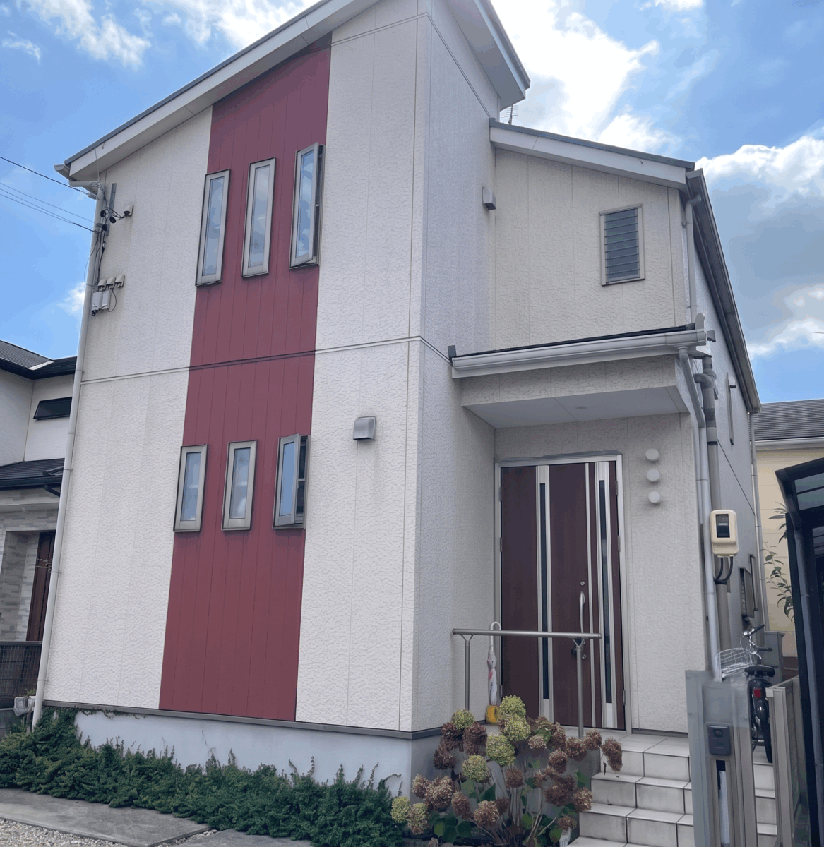 淡色から鮮やかな「映えるブルー」へ！個性が輝くスタイリッシュな邸宅