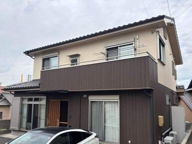 「質感と色の重厚な調和。新築時の輝きを超える、上質な縦ラインのモダン邸宅へ」