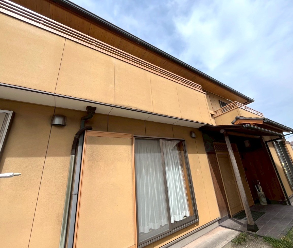 時を重ねた和の邸宅に、光を纏う黄金色の輝きと高級感をプラス