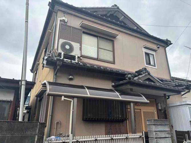 「伝統的な和の佇まいに、洗練された白の輝きと高耐久をプラス」