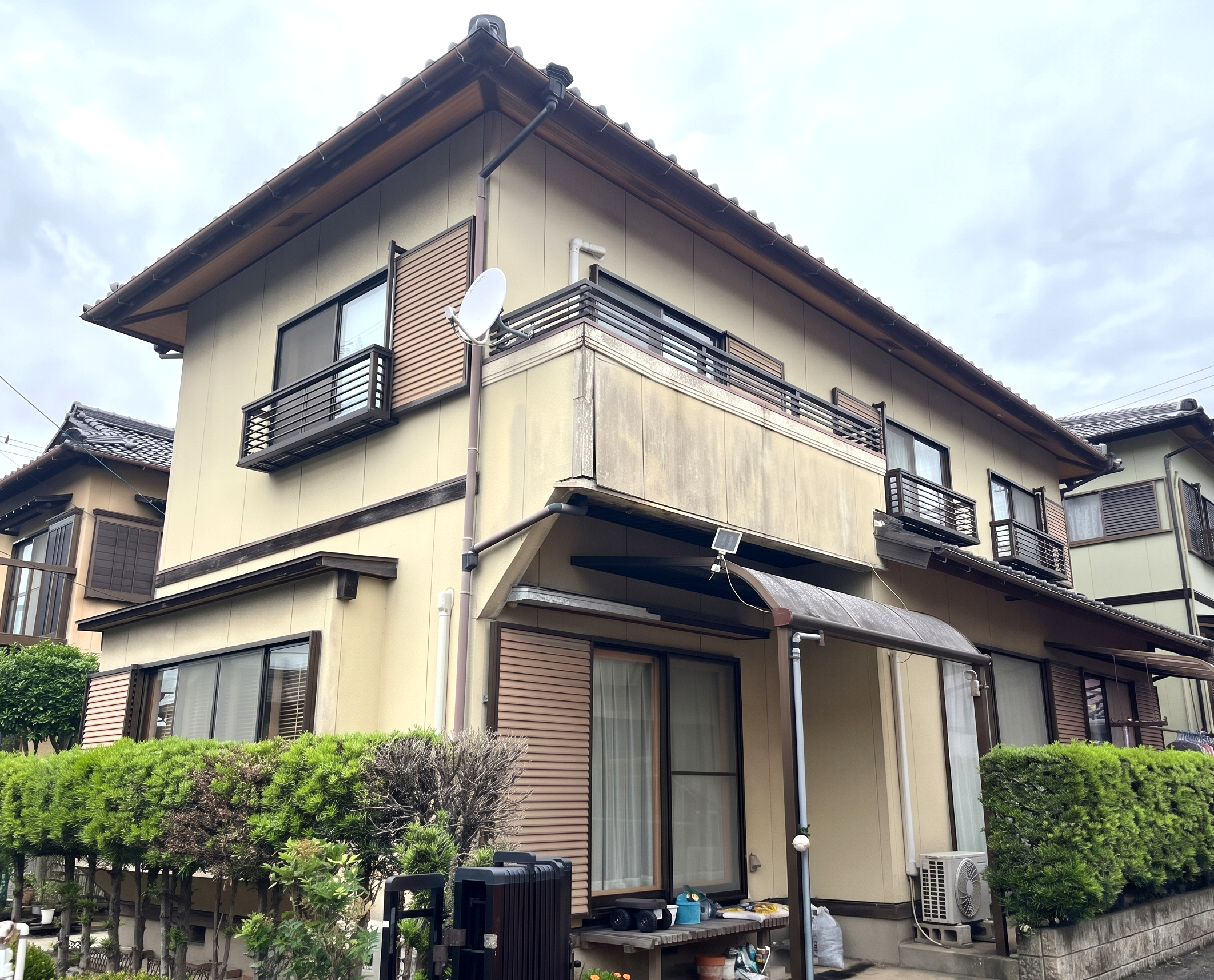 和の温もりからモダンな風格へ。深いグレーで叶える上質な佇まい