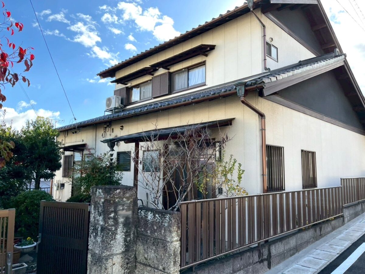 伝統美を次代へ繋ぐ、和瓦と深みのある外壁が織りなす極上の和モダン邸宅
