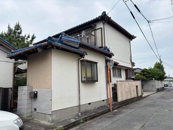 伝統ある青瓦を引き立てる、新築時のような輝きと重厚感の再生。