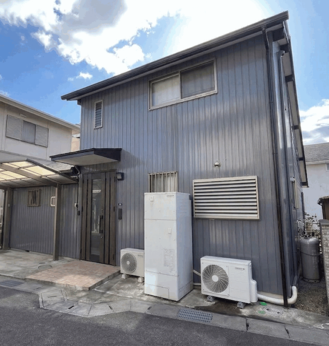 色褪せから気品漂う住まいへ。ブルーグレーが彩る洗練された外観再生