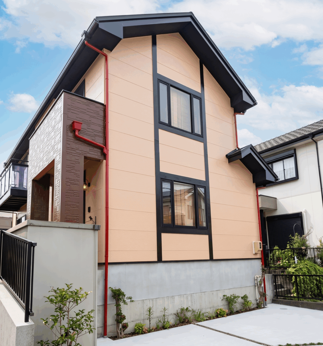 温かみのあるクリームから、都会的で洗練されたモダンな住まいへ