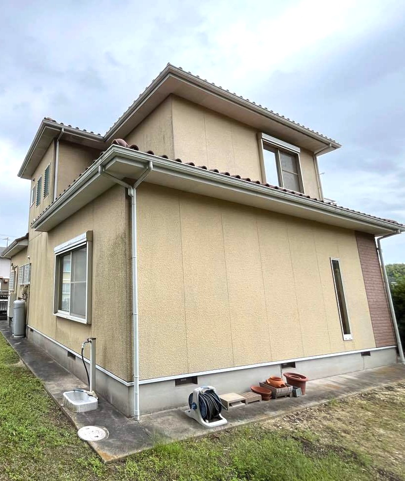 鮮やかなレッドのアクセントで、新築時の輝きと個性が共鳴する外観へ