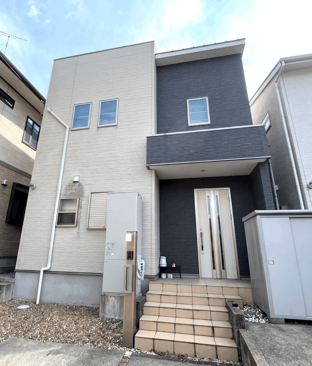 淡いツートンから深みのあるネイビーへ。洗練された重厚美を纏う。