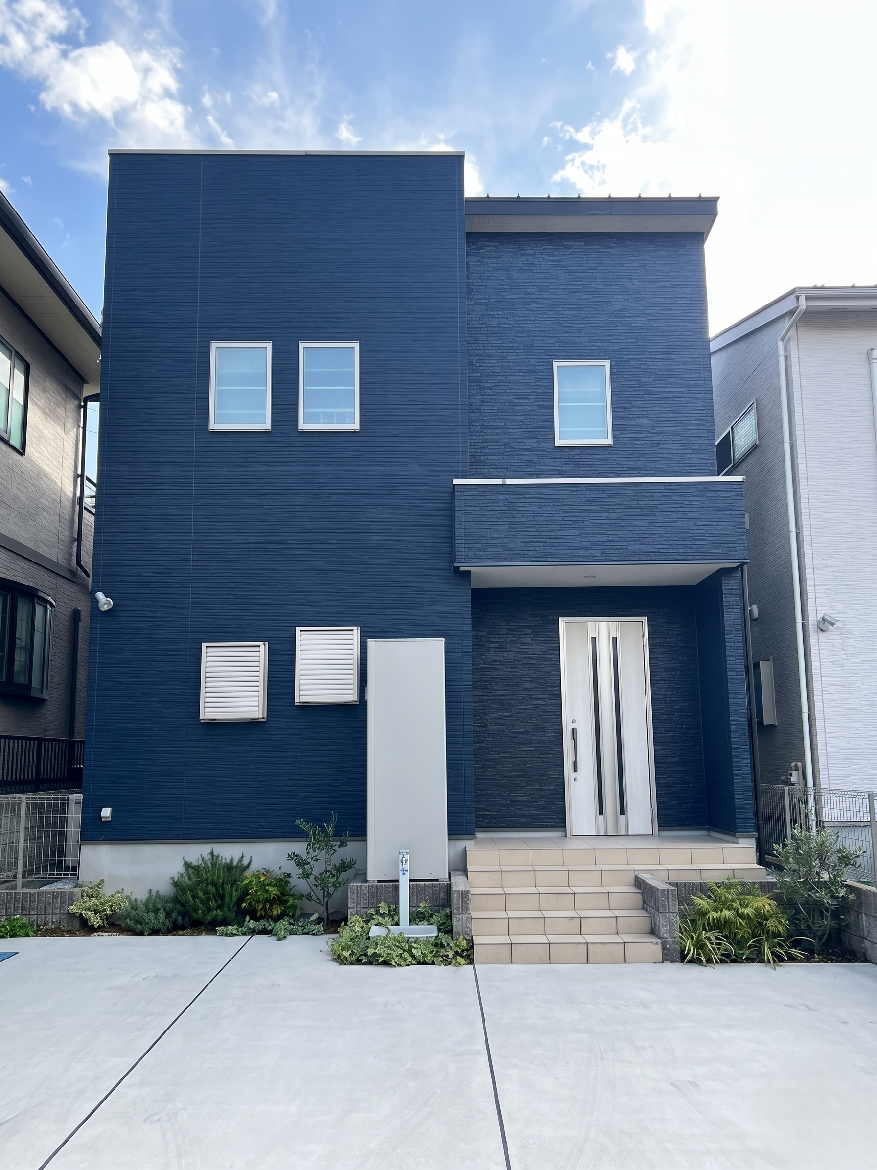 淡いツートンから深みのあるネイビーへ。洗練された重厚美を纏う。