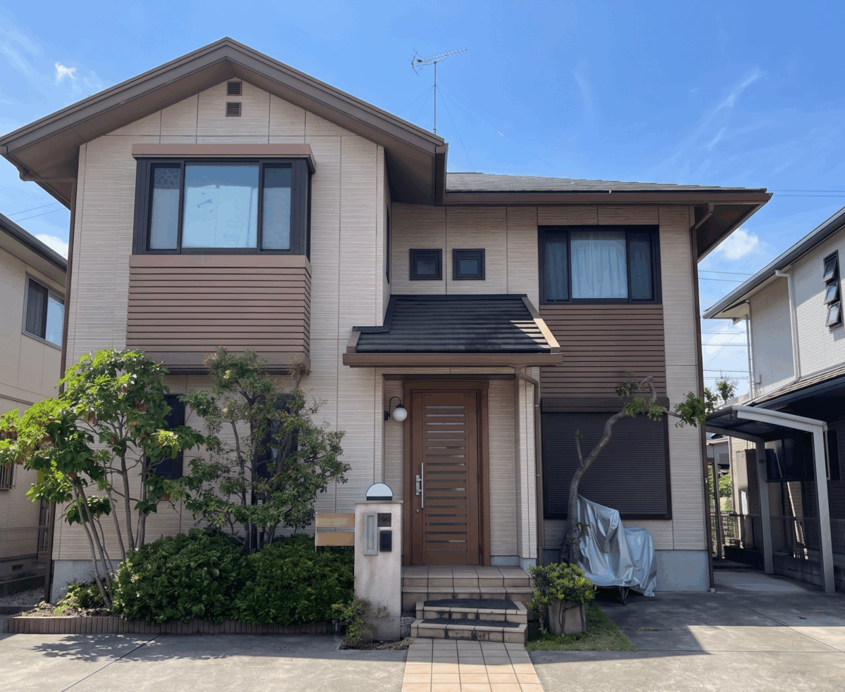 白の輝きとブラウンの調和で魅せる新築時以上の美観