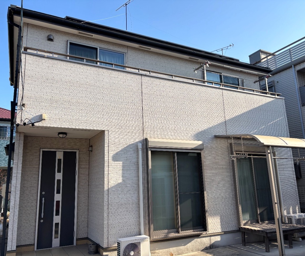 新築時の輝きを超えていく、白が映えるシンプルモダンな装い