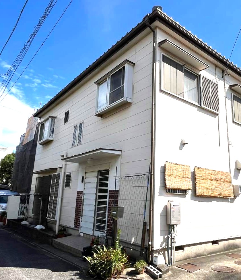 深い森を思わせるダークグリーンで、住まいに圧倒的な風格と高級感を