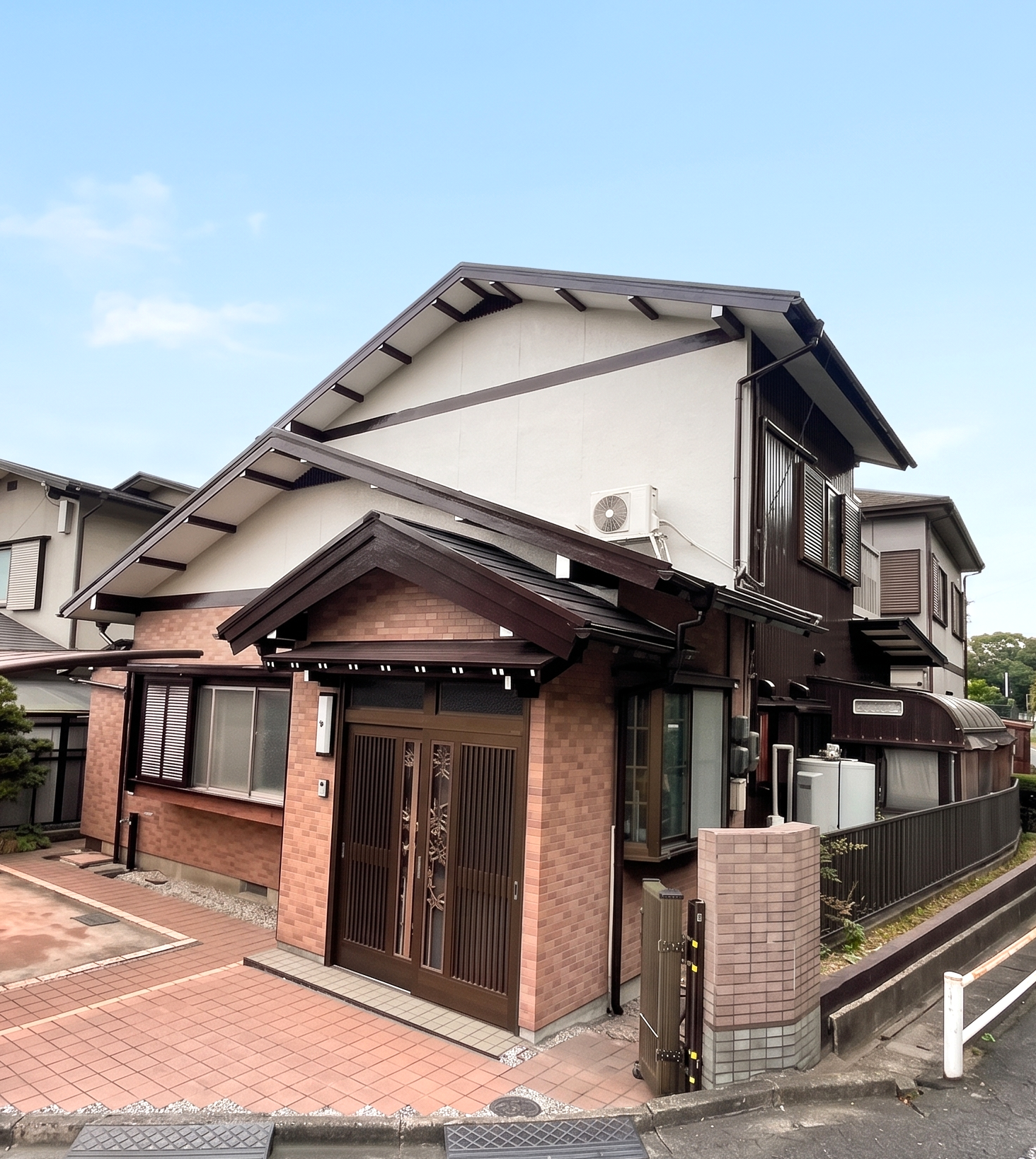 色あせを払拭し、重厚感と清潔感が調和する洗練された住まいへ