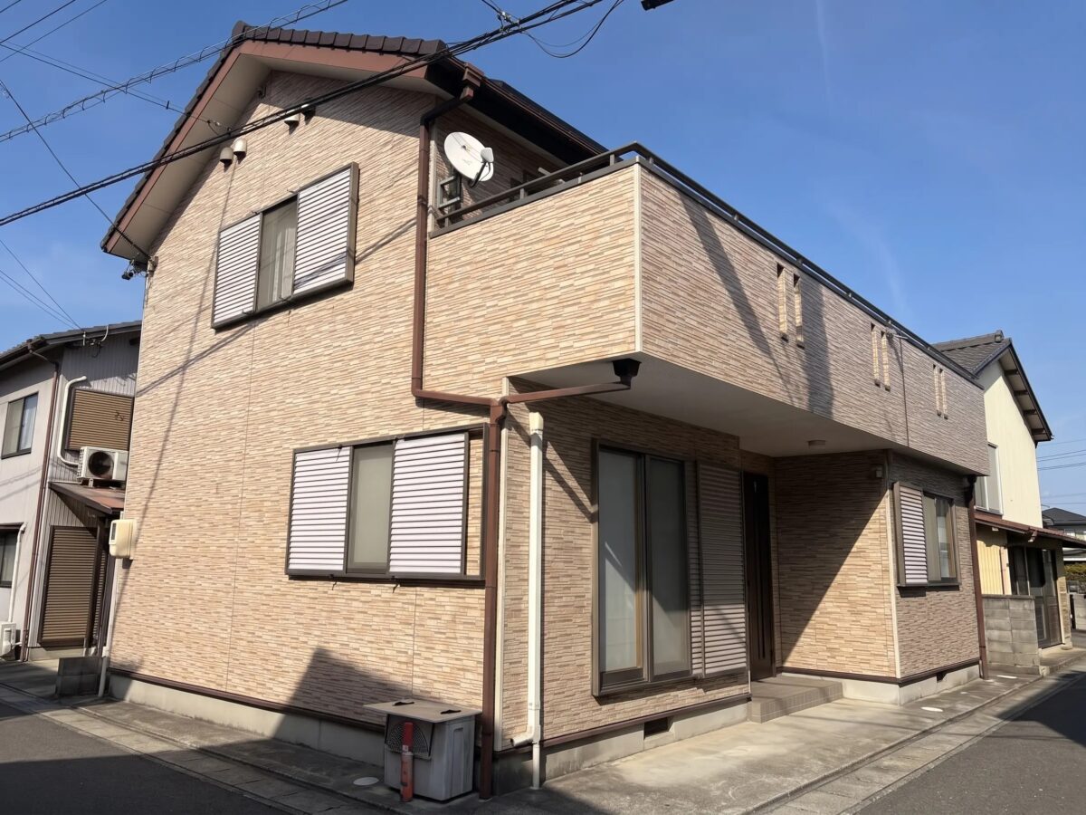 街並みに優しく溶け込む、洗練されたナチュラルモダン邸宅