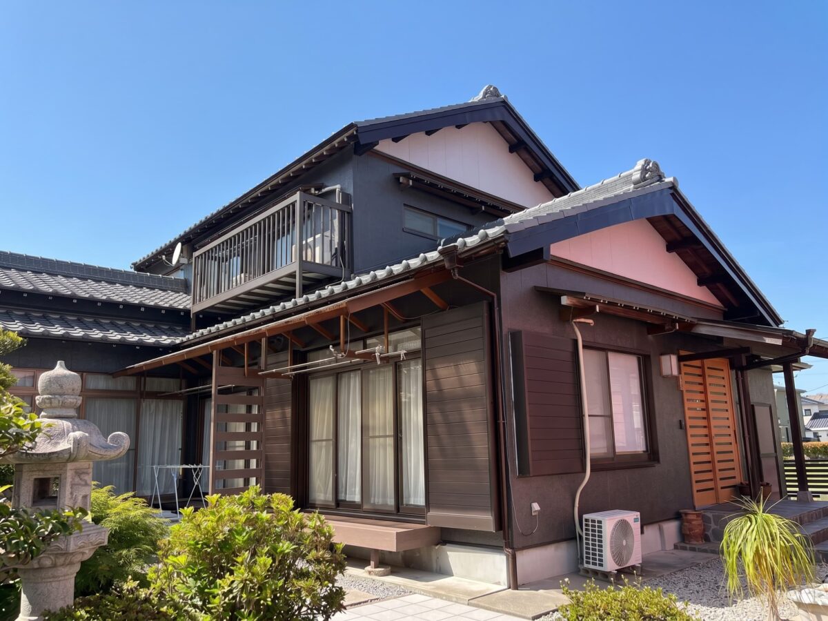 厳格な和の趣に、深みあるモダンな色彩が融け合う上質な佇まいへ。