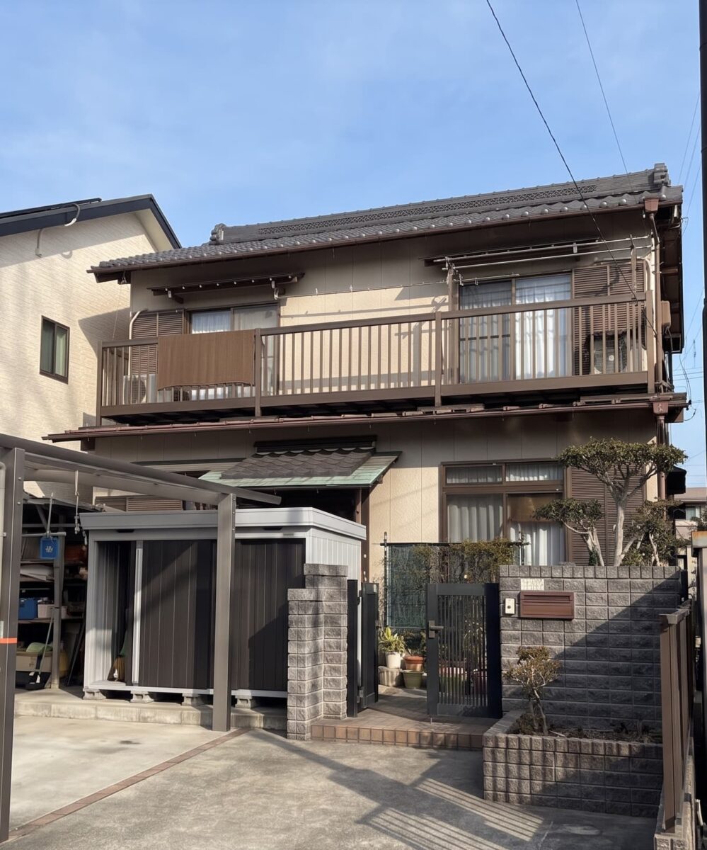 最高峰シリコン塗料が魅せる、瓦屋根と調和した遮熱和モダン外観！