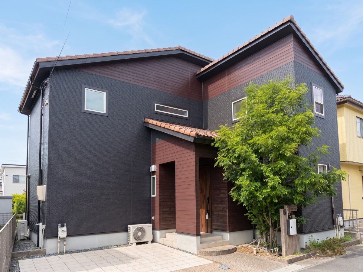 白から黒へ！木目調の個性が薫り立つモダン邸宅へと一新