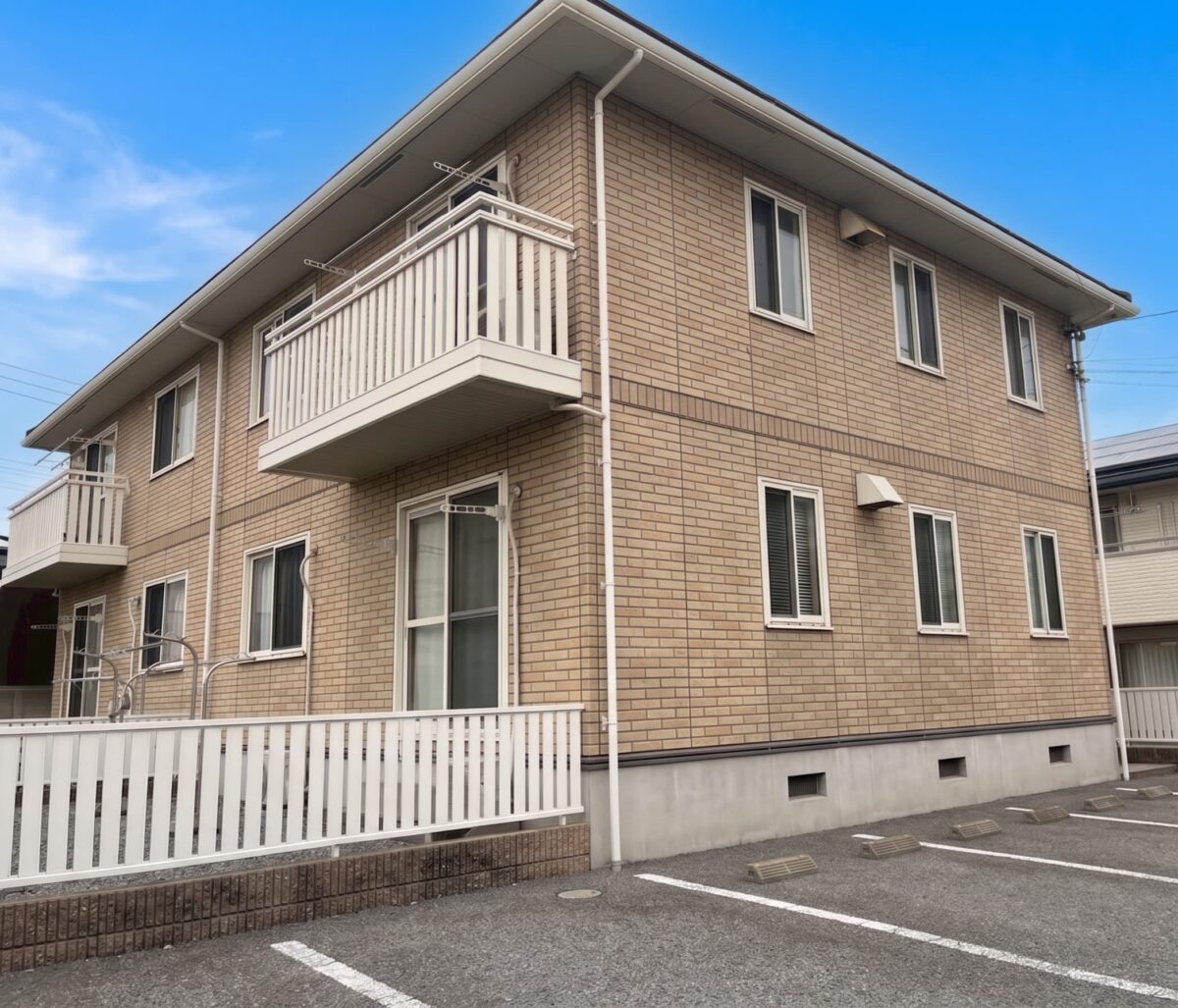 温かみあるキャメルカラーへ！入居率を高める上質な集合住宅リフォーム