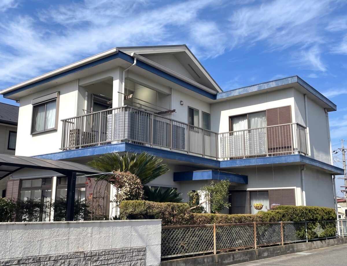 地中海の青空を思わせる爽やかな装いと鮮烈なコントラスト