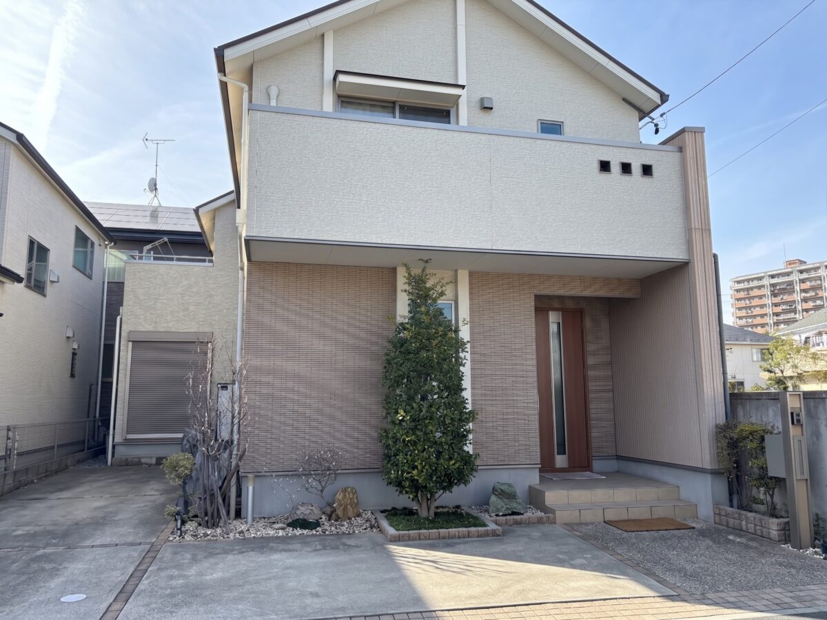 落ち着いたベージュから洗練されたネイビーブルーへ鮮やかに劇的変身！