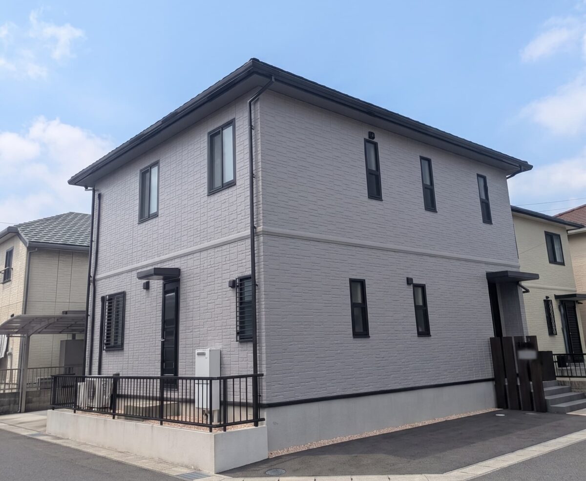 洗練されたグレーと黒で魅せるモダン邸宅への変貌。