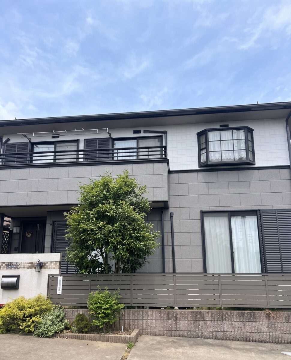 シックなモダンツートンで街並みに映える上質な邸宅へ