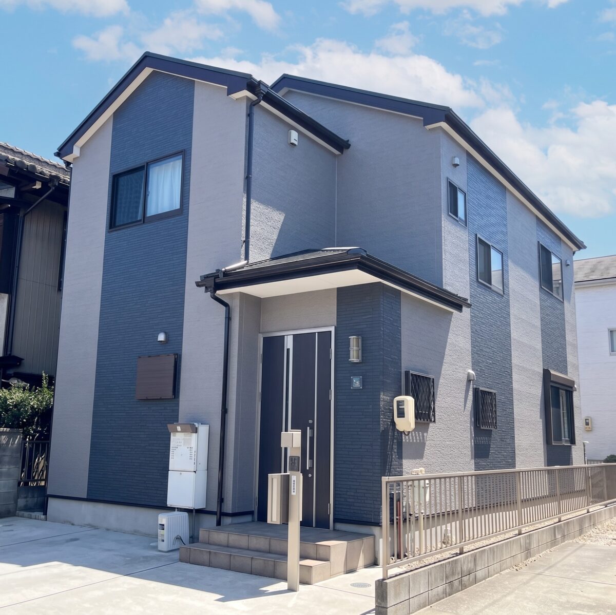 洗練のアーバンモダン！グレーとネイビーが惹き立てる都会派住宅