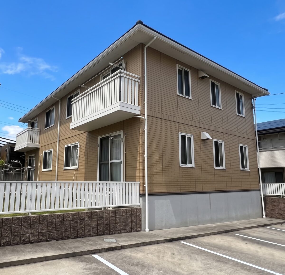 温かみあるキャメルカラーへ！入居率を高める上質な集合住宅リフォーム