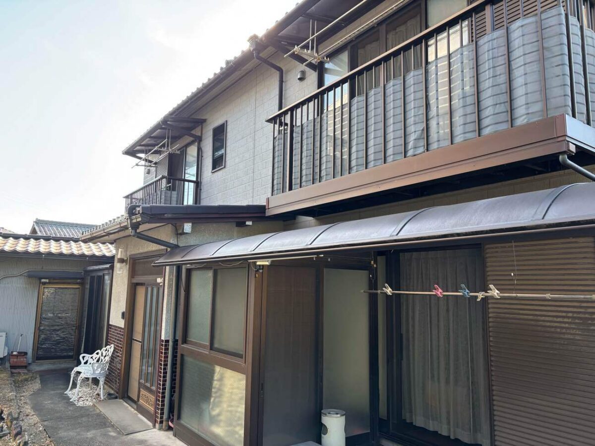 深みある紺青の煌めき！重厚感と気品溢れるシックな邸宅