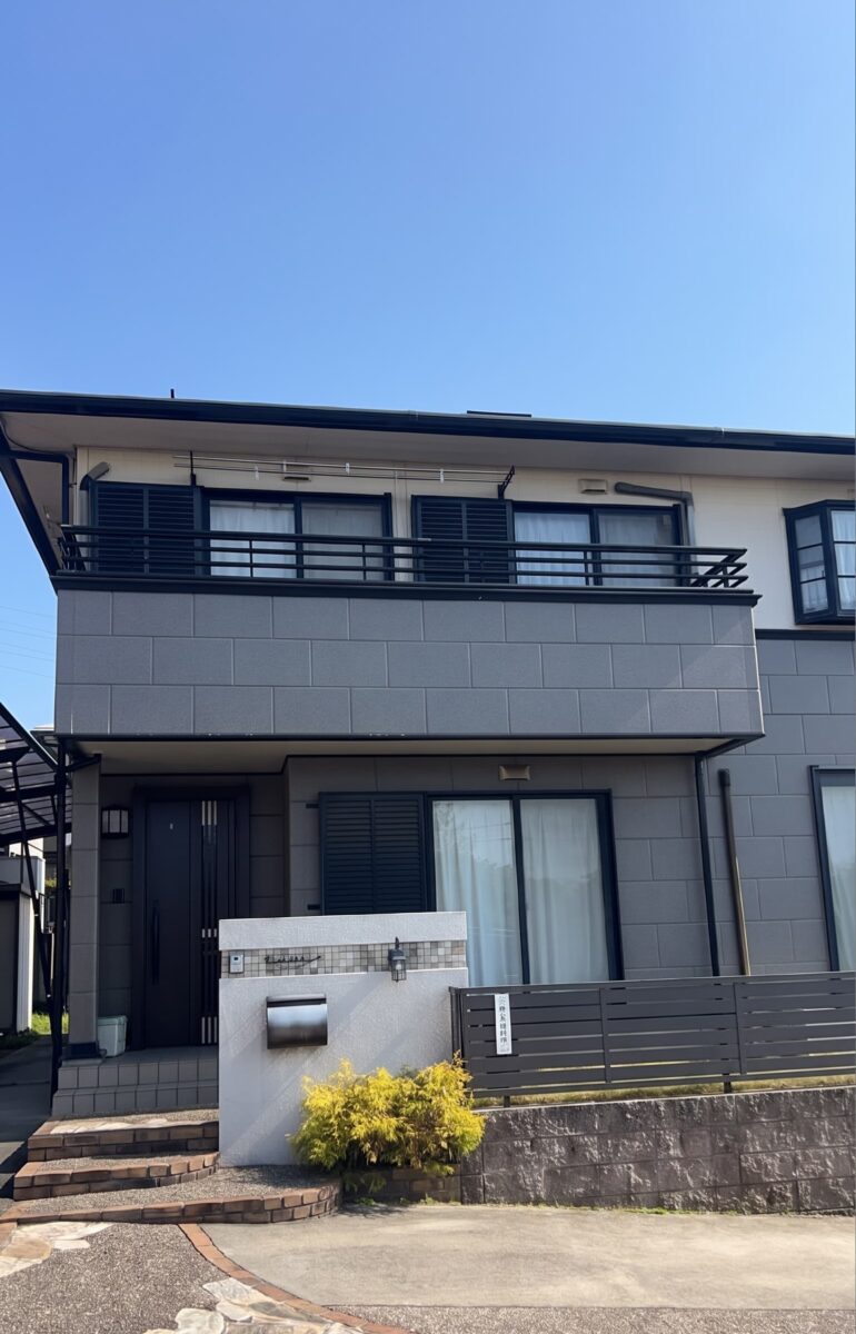 シックなモダンツートンで街並みに映える上質な邸宅へ