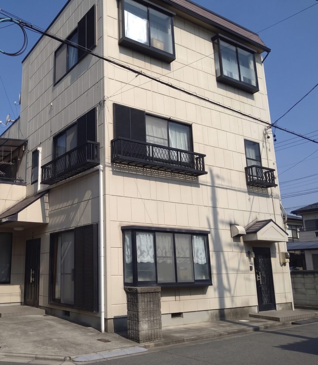 淡色から深遠なネイビーへ！3階建ての造形美が映えるシックモダンなお住まい