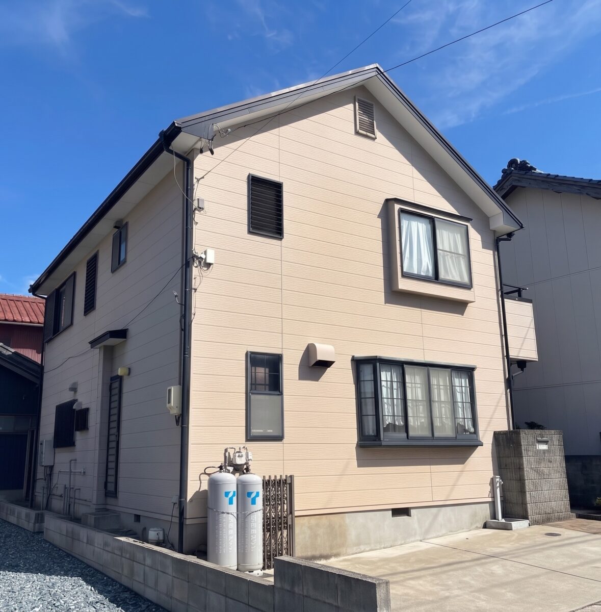 深みのあるブラウンで一新！屋根から守る重厚モダンなお住まい