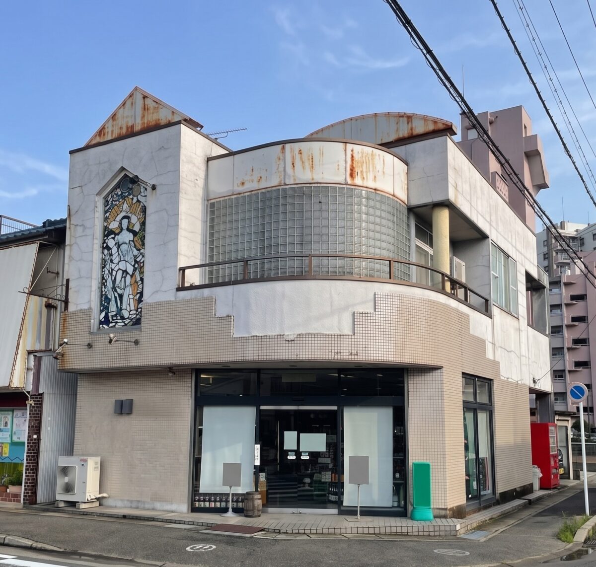 サビ汚れを一新！印象的な建築美が引き立つスタイリッシュな店舗ビル