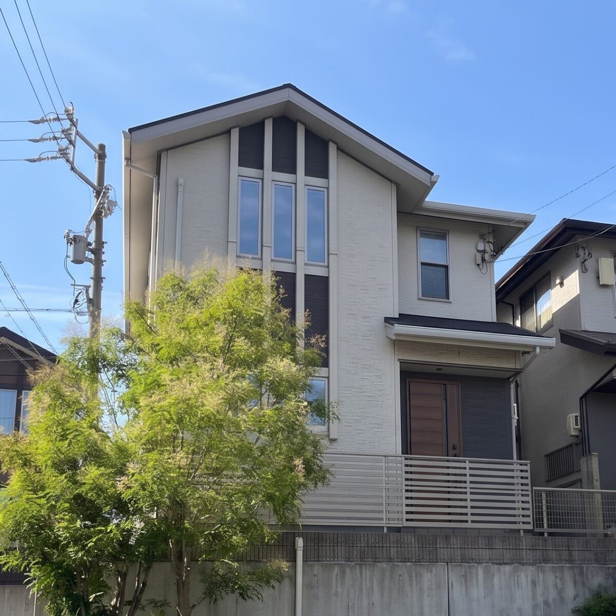 白から深紺へ劇的変身！洗練と品格が際立つアーバン美邸