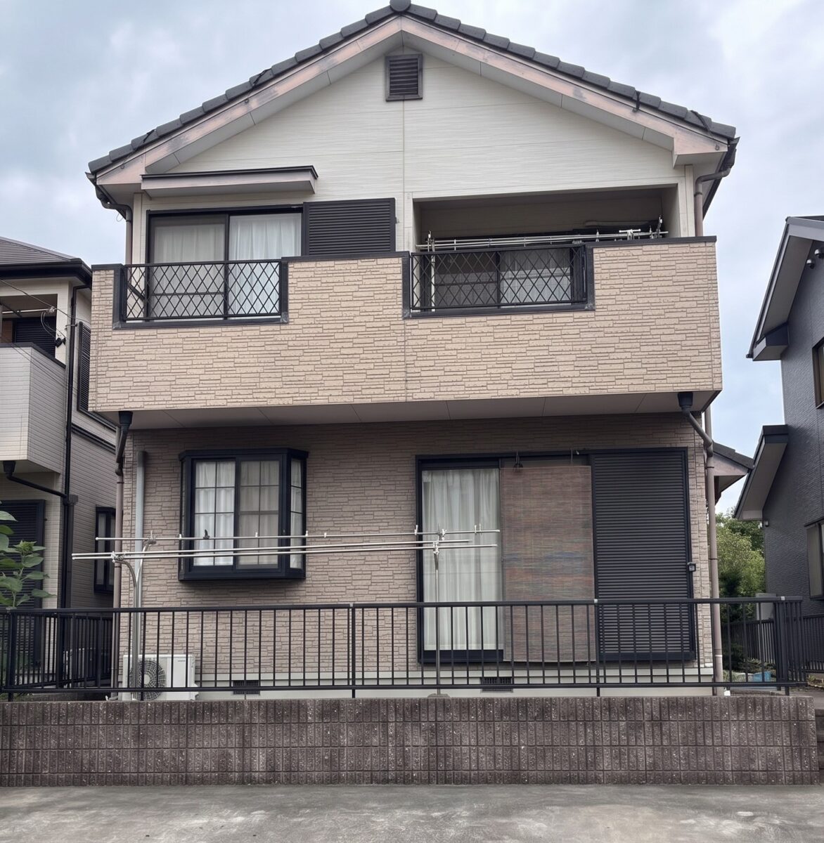 深遠なグレーが建物を包む！重厚感と耐候性を磨き上げた現代邸宅