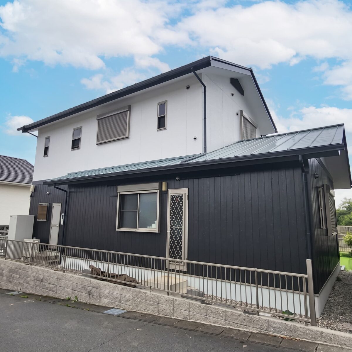 漆黒と純白の和モダン美！凛とした品格が漂う現代の和邸宅