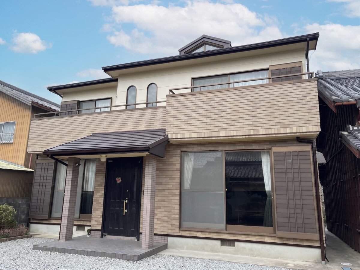 木のぬくもりと深い庇が魅せる！現代の街並みに調和する和モダン美邸