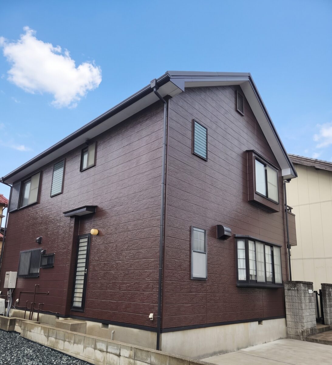深みのあるブラウンで一新！屋根から守る重厚モダンなお住まい