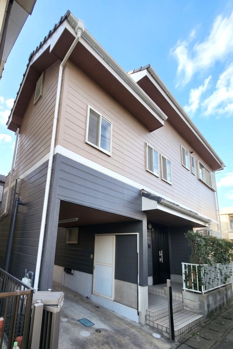 ガレージが映える！上下のツートンで魅せるスタイリッシュなモダン住宅