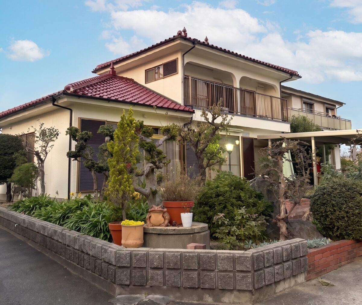 赤瓦と庭園が織りなす情緒！伝統と温もりが息づく和テイスト邸宅