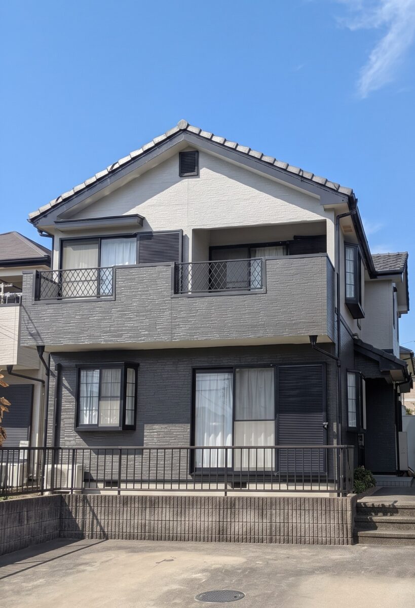 深遠なグレーが建物を包む！重厚感と耐候性を磨き上げた現代邸宅