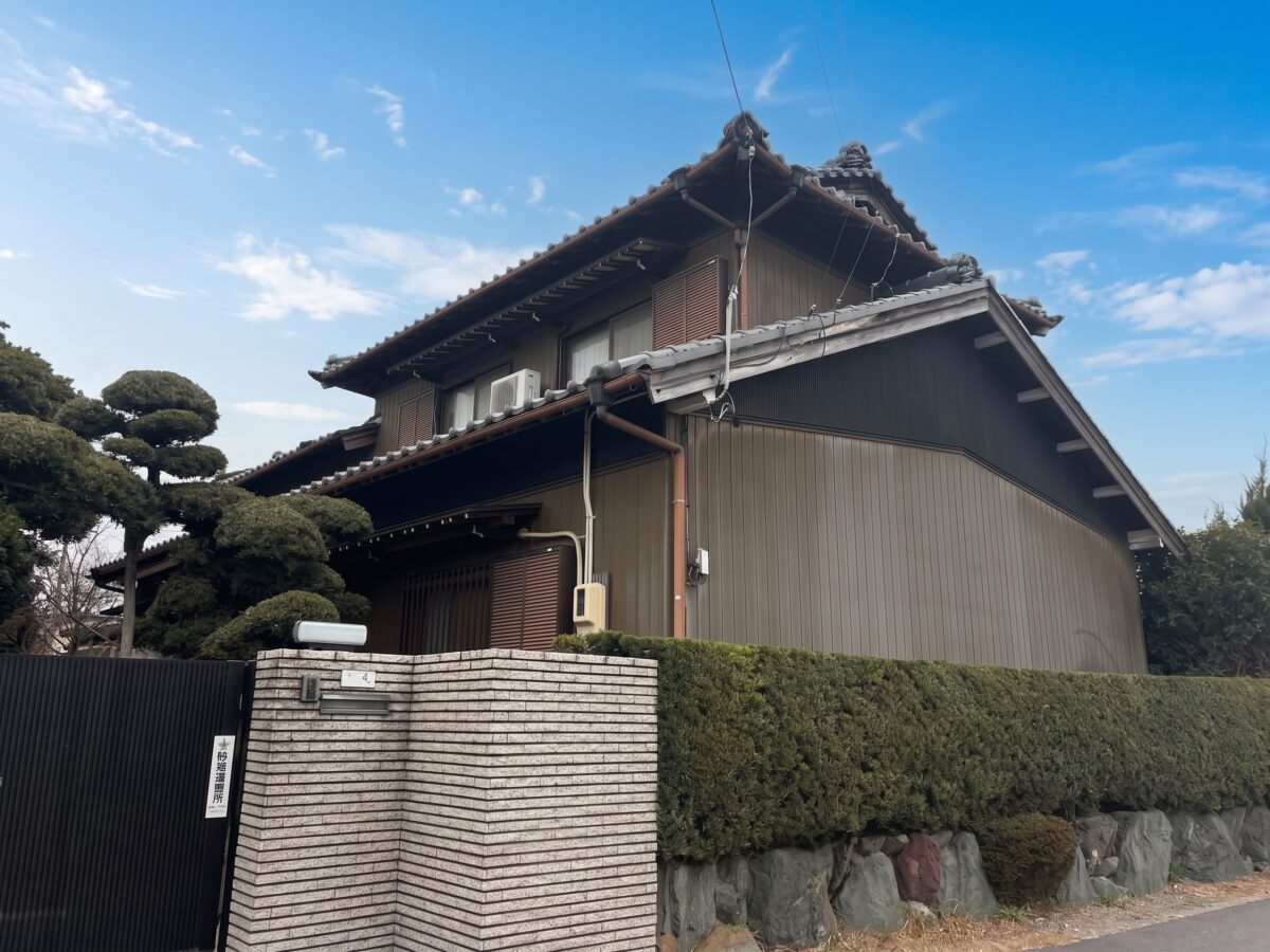 トタン外壁が渋みのあるシックなツヤ感と高級感を纏って大変身！