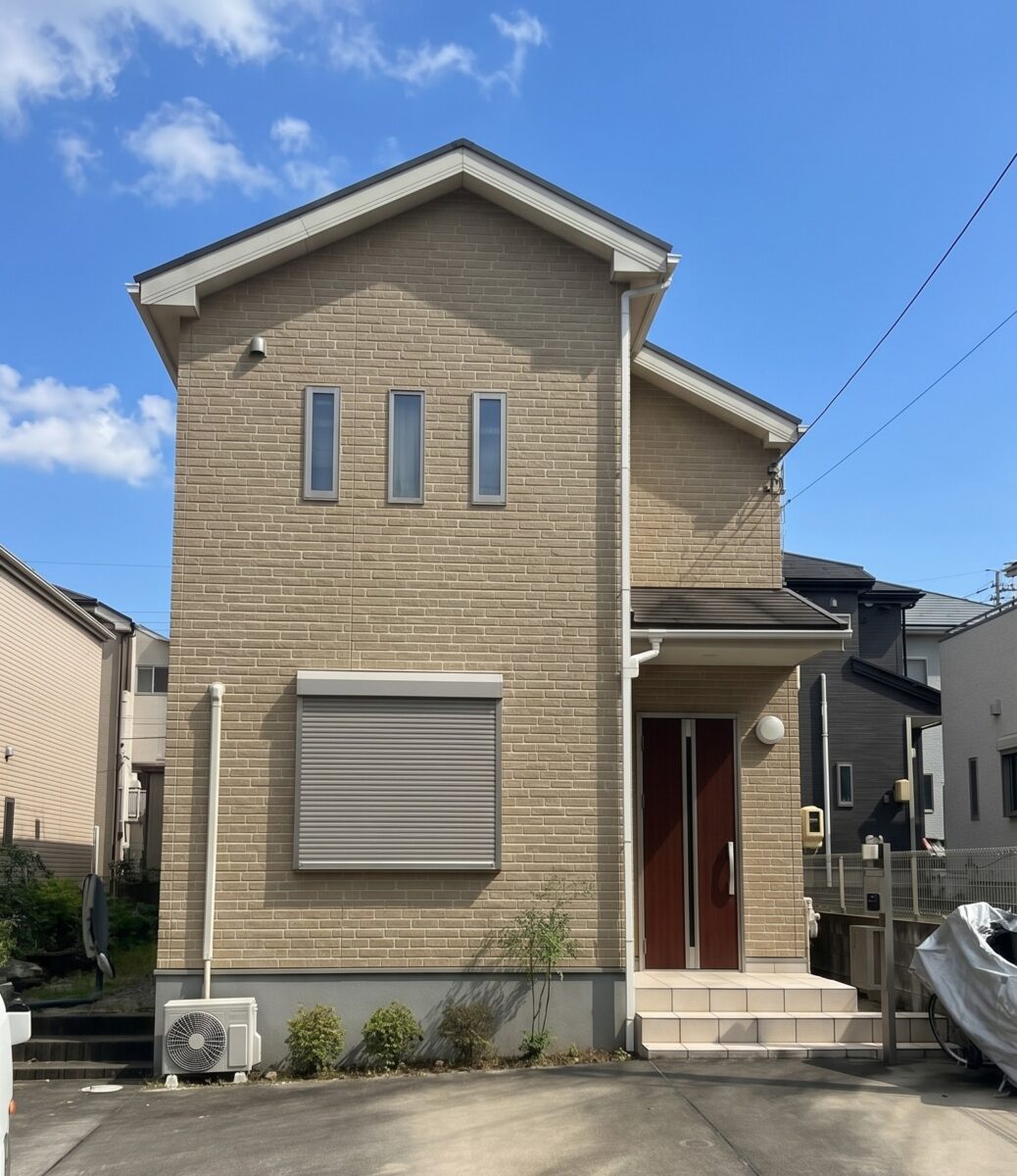 上品なライトグレーへ刷新！フッ素塗料と防水施工で洗練美を守るモダン住宅