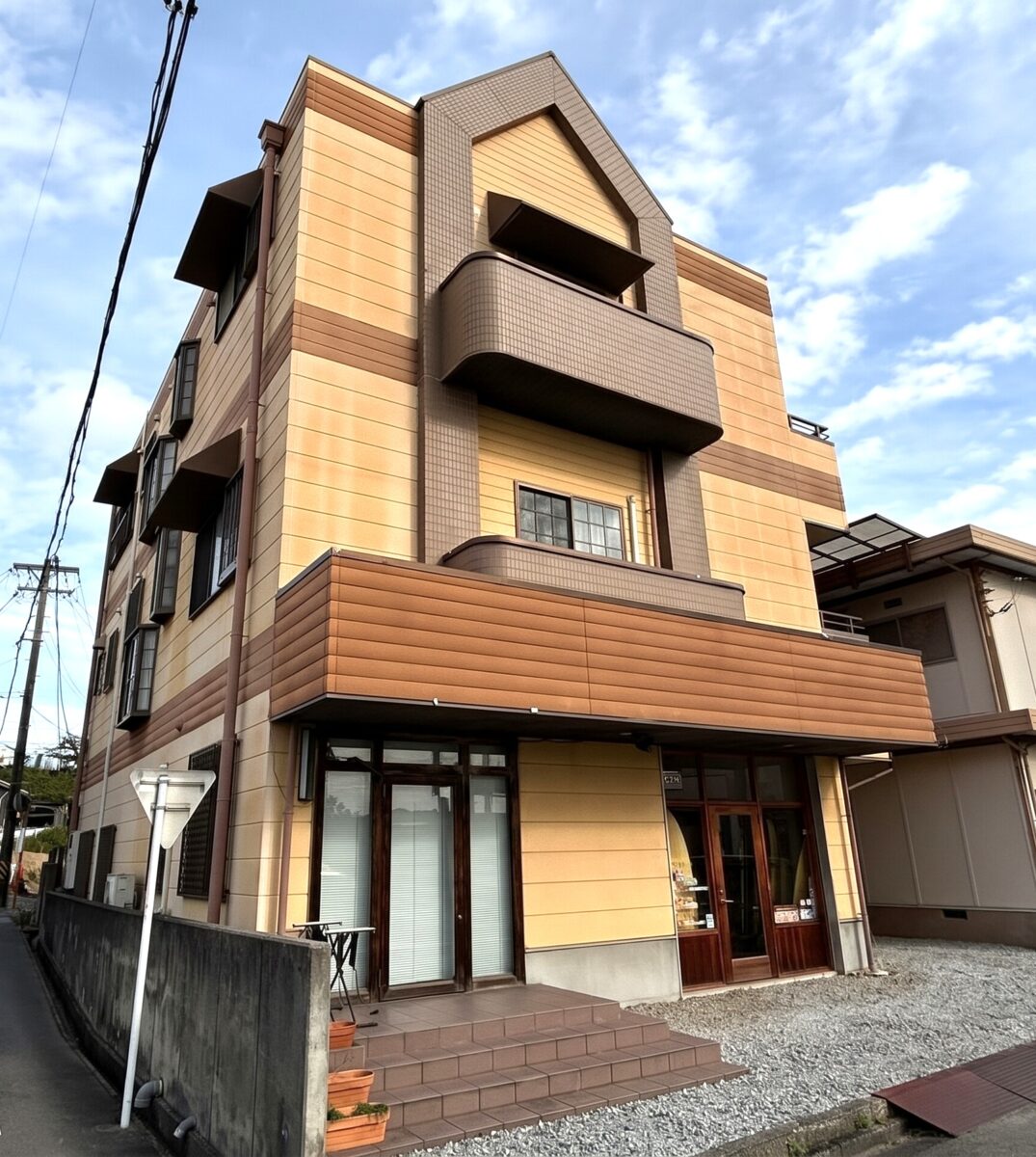立体デザインが美しく映える！無機塗料と防水施工で安心を守るモダン住宅