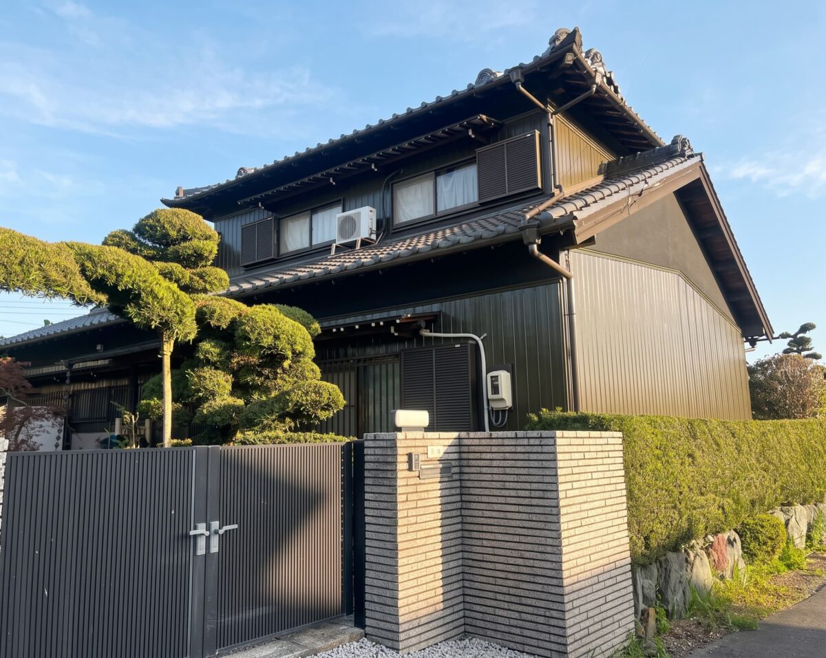 トタン外壁が渋みのあるシックなツヤ感と高級感を纏って大変身！